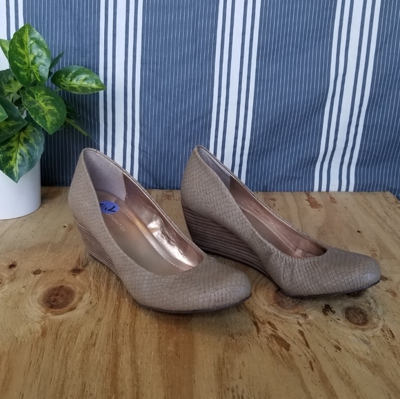BCBGeneration Nude Faux snakeskin wedges size 7.5 - Picture 6 of 6